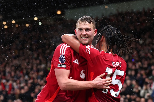 Manchester United: De Ligt dẫn dắt hàng thủ trẻ, vững vàng hướng tới tương lai